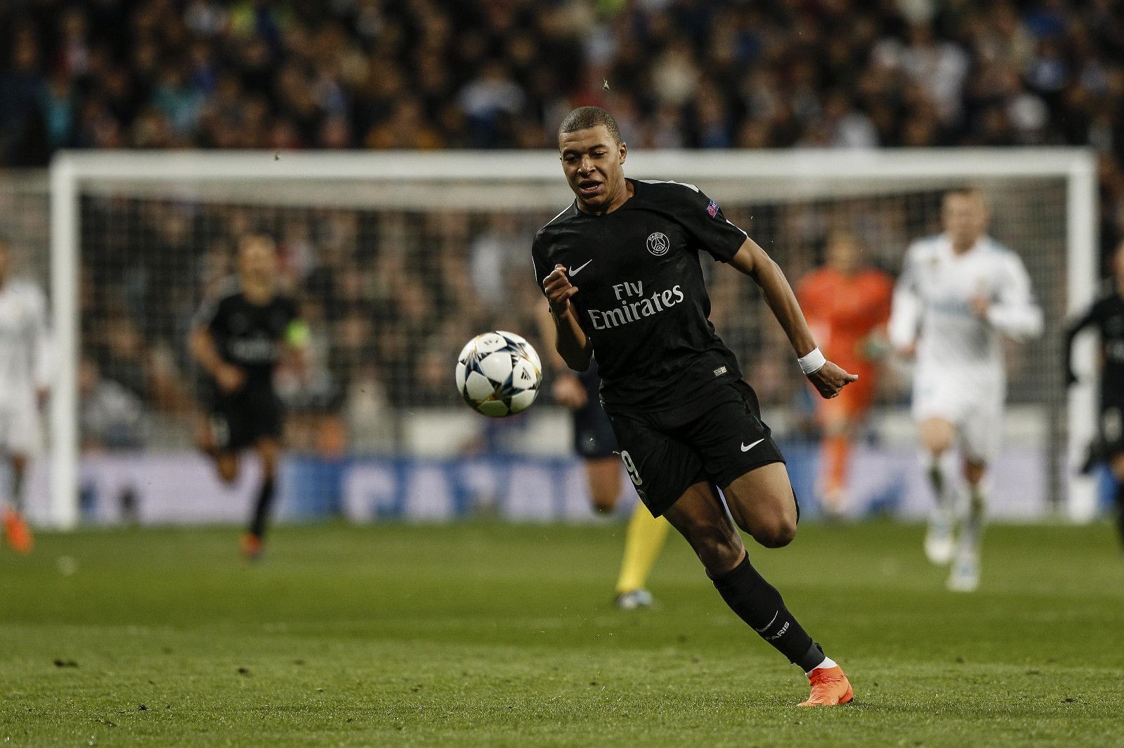 跟队记者：阿莱格里明确要求冬窗买前锋；米兰没考虑齐尔克泽（随队记者：阿莱格里要求冬窗引进前锋，米兰暂未考虑齐尔克泽）