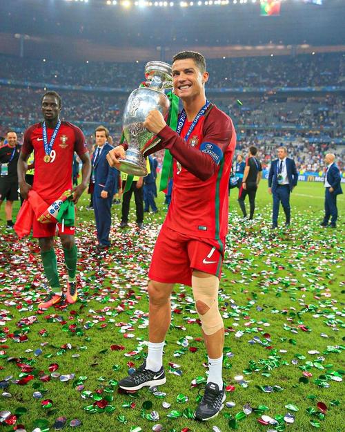 离40+三双仅差1板！拉拉维亚社媒调侃东契奇：你再抢个板啊（东契奇距40+三双只差1板！拉拉维亚社媒打趣：再抢一个啊）