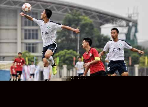 前锋单场双响，全场瞩目