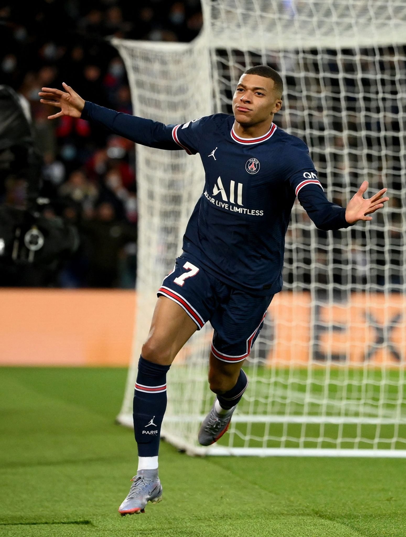 替补球员关键铲断破坏对手攻势（替补奇兵关键一铲瓦解对手进攻）