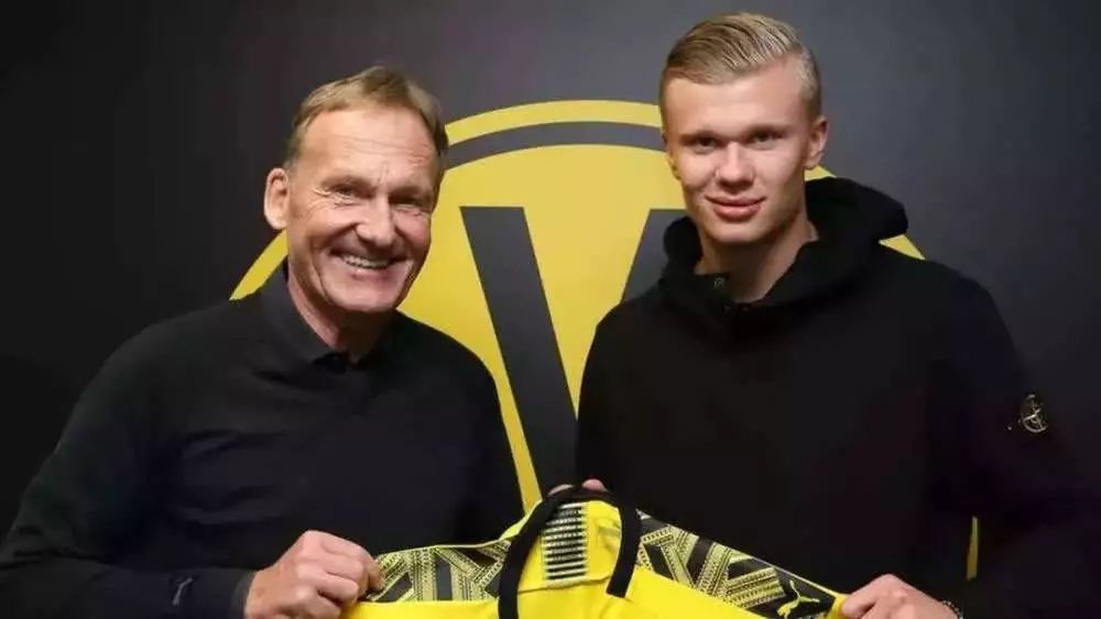 梅西雕像揭幕仪式上，梅西与宝莱坞影星沙鲁克-汗合影（梅西雕像揭幕现场，梅西与宝莱坞巨星沙鲁克·汗同框合影）