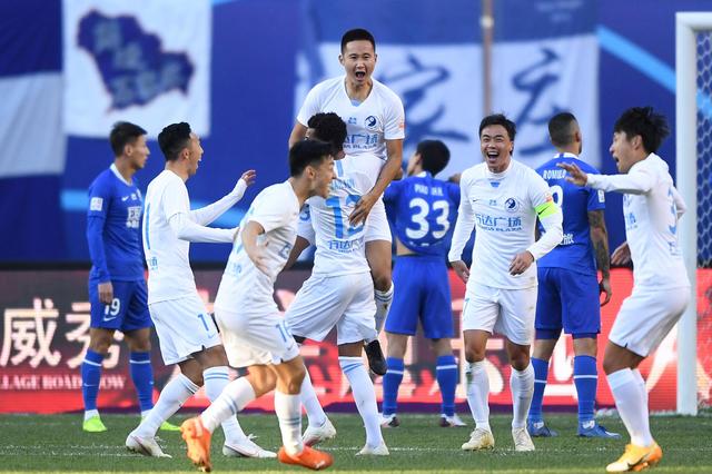 足球报：亚泰本赛季主要问题是资金不足，开局赛程也埋下伏笔（足球报：亚泰陷入资金短缺，艰难开局埋下赛季隐忧）