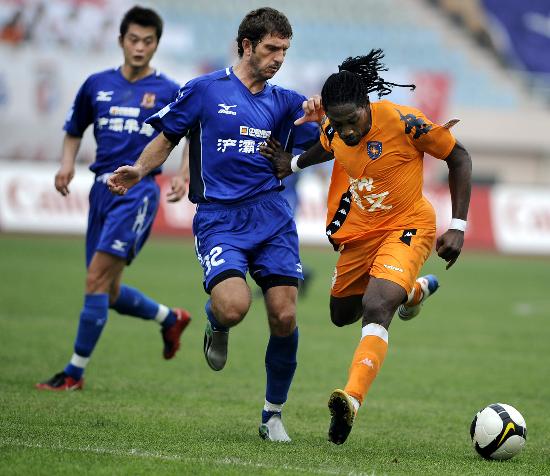 北京时间12月12日凌晨01：45，欧联杯联赛阶段将迎来一场处境迥异的对决。