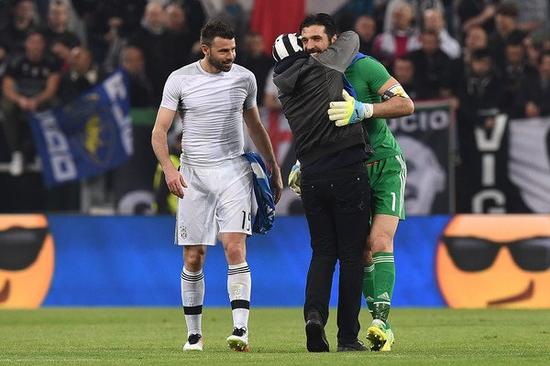 拜仁球迷不顾阻拦和处罚燃放烟火，高层因此在看台上频频摇头（拜仁球迷无视劝阻与处罚燃放烟火，高层在看台连连摇头）