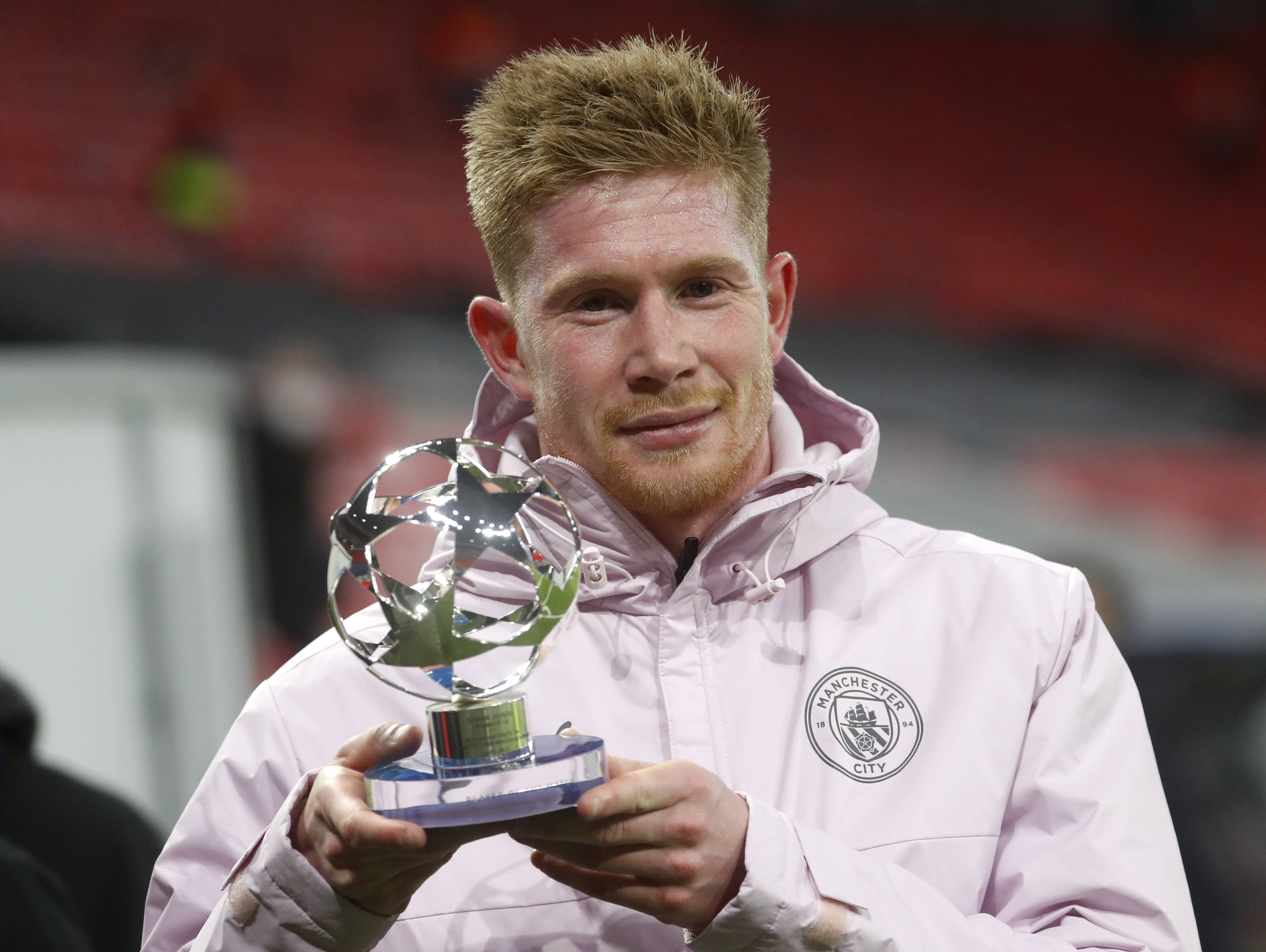 记者：诺坎普保安看到梅西后非常惊讶，当即就放他进去了