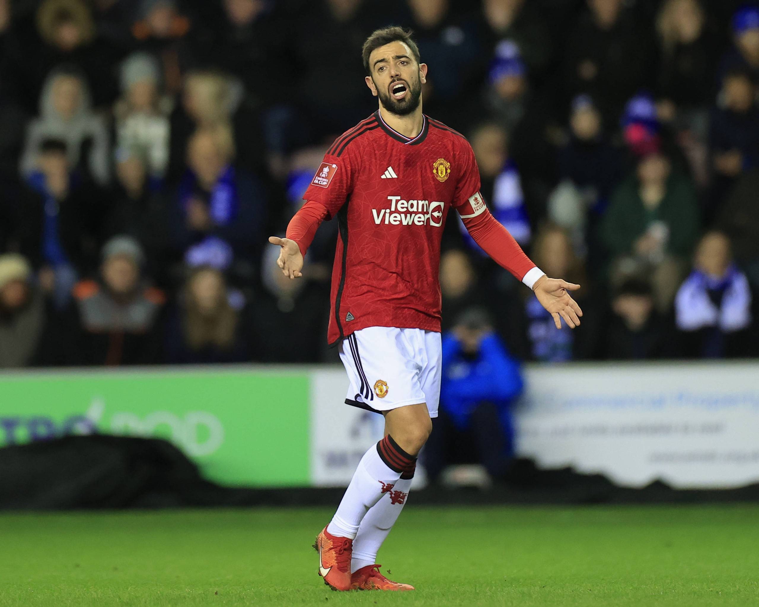 足球中超球队旅程曝光，航班延误引不满（中超球队出行细节流出，航班延误惹不满）