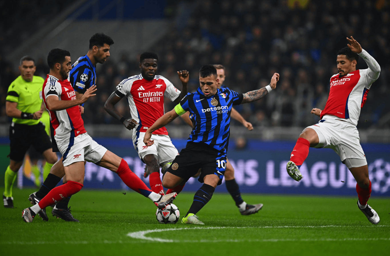 图片报：虽然脚踝疼痛感依然强烈，但基米希想带伤出战阿森纳（图片报：脚踝伤痛未愈，基米希欲带伤出战阿森纳）