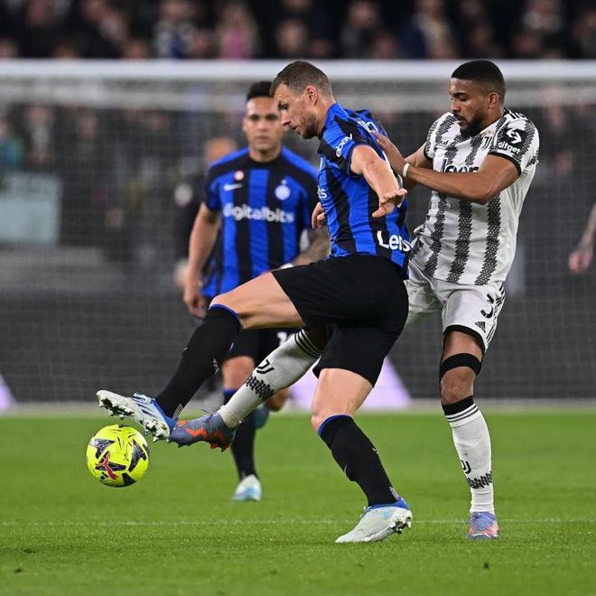 💛🖤相伴三年半，多特蒙德已宛若故乡🎤迈尔谈及续约：（💛🖤携手三年半，多特已成第二故乡｜迈尔畅谈续约）