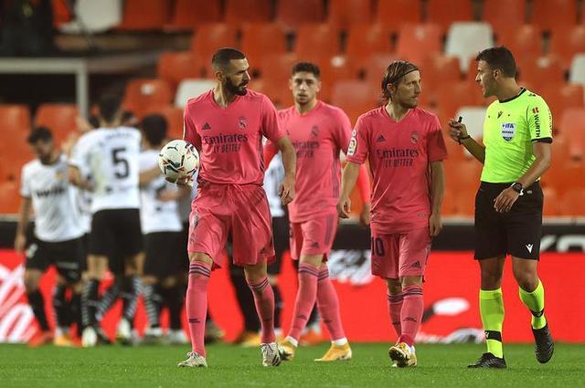 意天空列合同年最佳11人：迈尼昂、科纳特、DV9、莱万在列（意大利天空体育评选年度最佳十一人：迈尼昂、科纳特、DV9、莱万上榜）